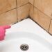 ¿Cómo eliminar el jabón pegado y el sarro de los azulejos del baño en minutos?