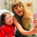 Alegra Taylor Swift a niños en hospital infantil