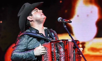 Multa a Alfredo Olivas; volvió a cantar «El Paciente»