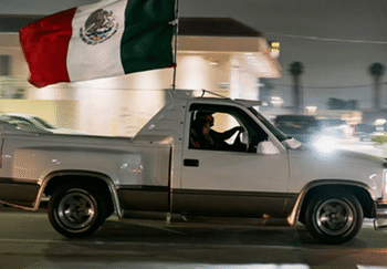 La bandera mexicana se convierte en un potente símbolo de protesta en Los Ángeles