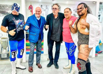 Asiste Tim Burton a las luchas en la Arena México