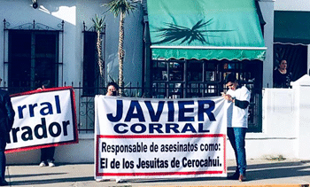 Protestan contra Corral afuera de su librería durante evento