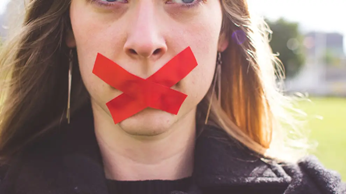 Qué significa que una persona siempre se calle para evitar conflictos, según la psicología