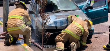 Se incendia vehículo al salir del taller