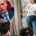 La ley que cambia para siempre las escuelas de Texas: Abbott la firmó hace muy poco
