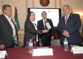 Entrega UACH reconocimiento “Mérito a la Investigación en Humanidades y Periodismo” a la Dra. Pastora Moreno.