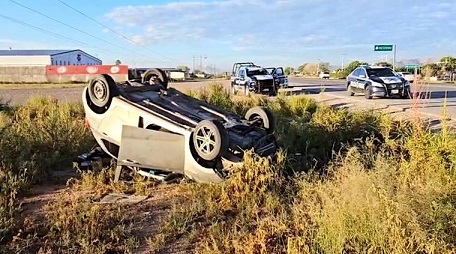 Vuelca y abandona ebrio vehículo en la carretera Aldama