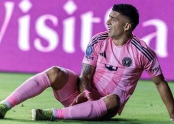 Alexi Lalas pide sanción para Luis Suárez tras escupir a personal
