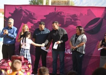Alcalde Pérez Cuéllar entrega mochilas en la Escuela Club de Leones