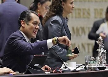 Atora Morena relevo de mesa en San Lázaro