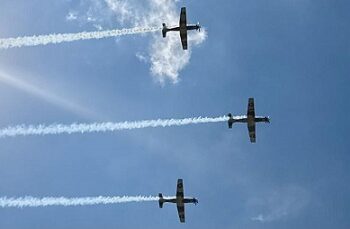 Aviones de la Fuerza Aérea sobrevuelan Chihuahua durante el desfile