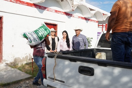 Entrega la alcaldesa Lucy Marrufo semilla de pradera