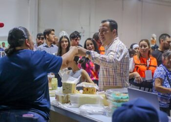 Encabeza Valenciano el Festival de la Cosecha que reunió a miles de visitantes en el Centro de Exposiciones