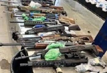 Aseguran en Laredo, Texas, 400 armas que cruzarían a México