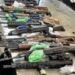 Aseguran en Laredo, Texas, 400 armas que cruzarían a México