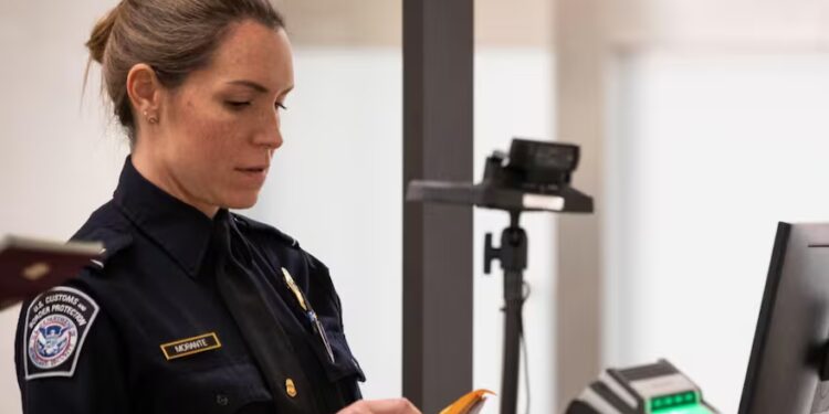 Para inmigrantes con Parole: CBP responde si el formulario I-94 puede usarse como prueba de estatus legal en EE.UU.