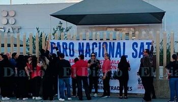 Cumplen empleados del SAT y se van al paro de labores