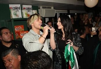 Canta Laura Pausini en bar de CDMX con Aldo de Nigris