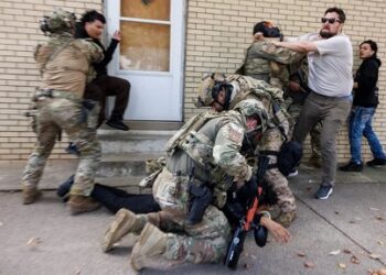 Ordenan a agentes de ICE en Chicago usar cámaras corporales