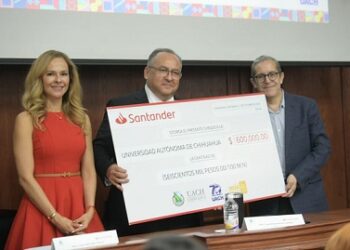 UACH y Banco Santander entregan 50 becas de movilidad internacional.