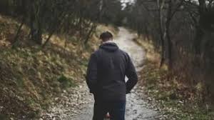 Qué significa caminar con la mirada hacia abajo, según la psicología