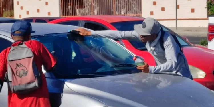‘Limpiavidrios’ en Ojinaga; ¿qué los orilla a trabajar en la calle?