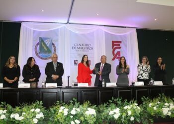 Recibe el Rector de la UACH distintivos por logros de igualdad de género y responsabilidad social.