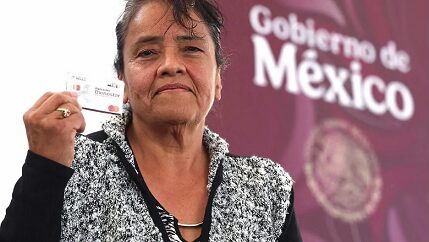 Reducen la edad para acceder al programa Mujeres con Bienestar