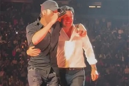 Sube Enrique Iglesias al escenario a ‘Checo’ Pérez