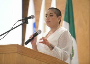 Presenta Samara Martínez su conferencia «Entre el dolor y la dignidad» en la UACH