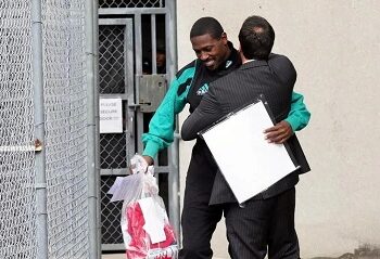 Antonio Brown paga fianza y espera juicio
