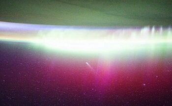 ¡Impactante! Astronautas captaron dos cometas sobre una aurora boreal