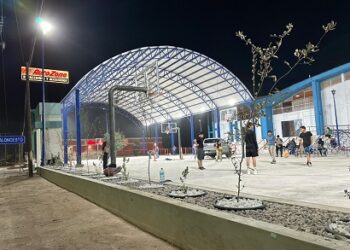 Ultiman detalles en la rehabilitación exterior del Gimnasio Stege en Meoqui
