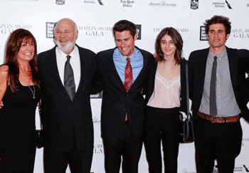 Investigan muerte del cineasta Rob Reiner y su esposa como asesinato