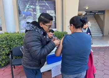 Invitan a vacunarse contra influenza, COVID y neumococo en la explanada de Presidencia Delicias