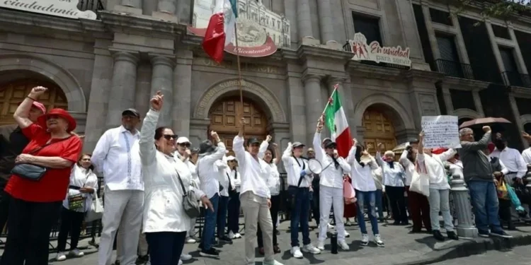 Convocan a cadena humana contra reforma electoral