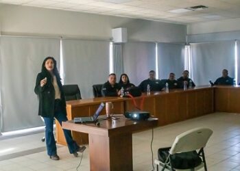 Capacitan en Meoqui a personal de Protección Civil y Bomberos en primeros auxilios psicológicos