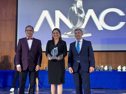 Recibe Miriam Soto Galardón Nacional por Red Vecino Vigilante