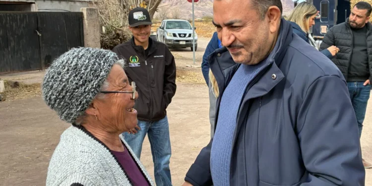 Tome para sus huevitos: Doña Mica regala salsas caseras a Tony Meléndez