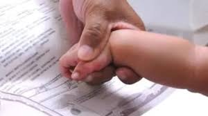 Murió la ley de Registro Civil: el fallo histórico permite que los niños elijan el orden de sus apellidos