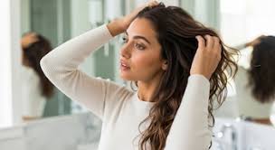 Qué significa que una persona se toque mucho el cabello mientras habla, según la psicología