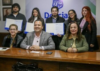 Reconoce Valenciano vocación de servicio de pasantes de Medicina que llevaron salud a las colonias