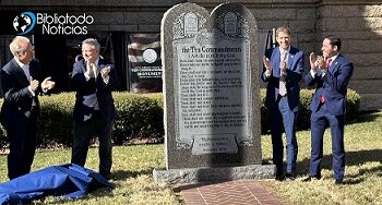 Texas: Inauguran gran monumento de los 10 Mandamientos afuera del tribunal y atrae a cientos de habitantes