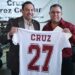 Entrego Jorge Cordero jersey como regalo a Cruz Pérez Cuellar