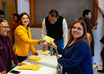 Entrega Miriam Soto más de 400 Becas Universitarias