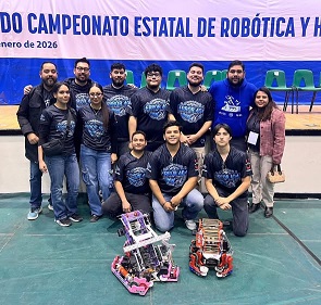 Felicita Miriam Soto a estudiantes de la UTCam Unidad Meoqui por su pase al Mundial de VEX U Robotics