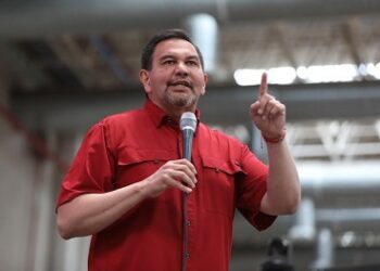 Cruz Pérez Cuéllar levanta la mano por la Coordinación Estatal de la Defensa de la 4T