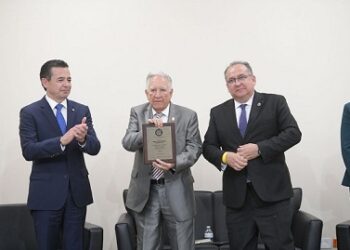 Entre aulas y tribunales: un libro que narra la vida detrás del Derecho.