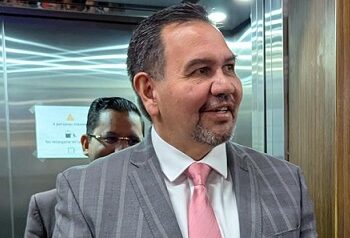 Sigue Cruz a la espera del llamado a comparecer por deuda fiscal