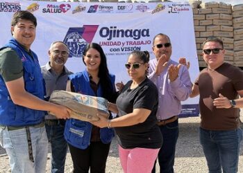 La alcaldesa Lucy Marrufo encabezó la entrega de cemento a familias de Ojinaga a precio subsidiado